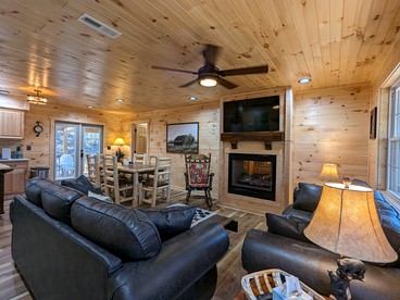 Serene Group Getaway Cabin with Private Hot Tub and Grill near the Smokies in Sevierville, Tennessee - Sevierville, Tennessee - glamping.directory