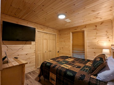 Serene Group Getaway Cabin with Private Hot Tub and Grill near the Smokies in Sevierville, Tennessee - Sevierville, Tennessee - glamping.directory