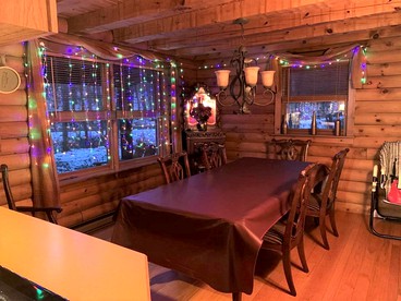 Log Cabin with a Hot Tub in Ellicottville, For Magical Glamping Escapes in New York - Ellicottville, New York - glamping.directory