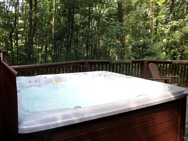 Log Cabin with a Hot Tub in Ellicottville, For Magical Glamping Escapes in New York - Ellicottville, New York - glamping.directory