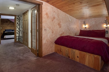 Log Cabin with a Hot Tub in Ellicottville, For Magical Glamping Escapes in New York - Ellicottville, New York - glamping.directory
