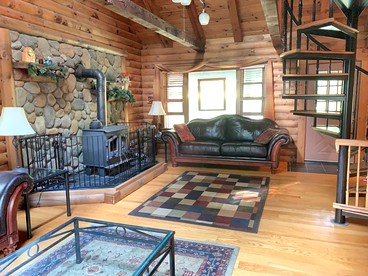 Log Cabin with a Hot Tub in Ellicottville, For Magical Glamping Escapes in New York - Ellicottville, New York - glamping.directory