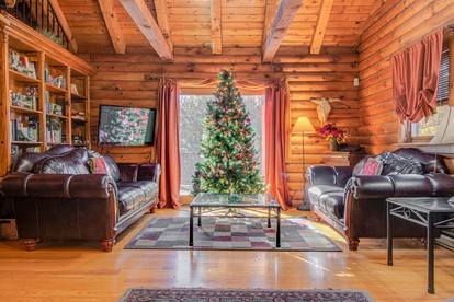 Log Cabin with a Hot Tub in Ellicottville, For Magical Glamping Escapes in New York - Ellicottville, New York - glamping.directory