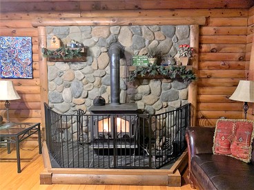 Log Cabin with a Hot Tub in Ellicottville, For Magical Glamping Escapes in New York - Ellicottville, New York - glamping.directory