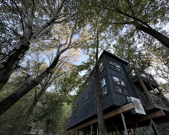 Luxurious Glamping Tree House at Starved Rock, Perfect for a Weekend Escape from Chicago - Ottawa, Illinois - glamping.directory