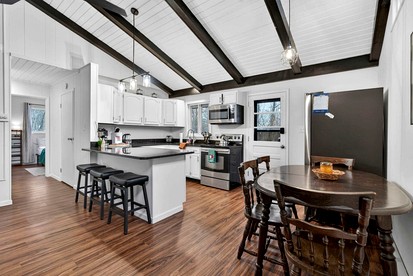 Spacious Mountain Retreat with Hot Tub & Screened Porch Near Wineries and Appalachian Trail | Harpers Ferry, WV - Harpers Ferry, West Virginia - glamping.directory