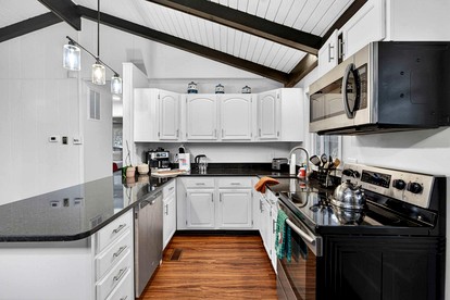 Spacious Mountain Retreat with Hot Tub & Screened Porch Near Wineries and Appalachian Trail | Harpers Ferry, WV - Harpers Ferry, West Virginia - glamping.directory