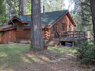 Authentic Log Cabin Getaway with a Hot Tub near the Yuba River in California - glamping.directory