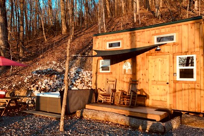Unique Wooden Tennessee Cabin near Knoxville for Relaxing Great Smoky Vacations - Newport, Tennessee - glamping.directory