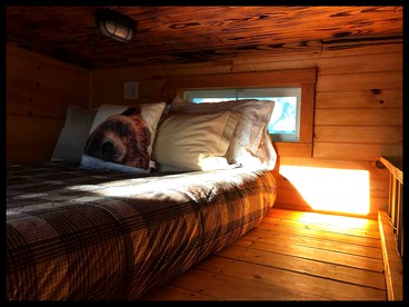 Unique Wooden Tennessee Cabin near Knoxville for Relaxing Great Smoky Vacations - Newport, Tennessee - glamping.directory