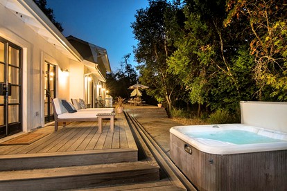 Elegant Kenwood Accommodation with a Pool Ideal for Luxury Sonoma County Getaways - Kenwood, California - glamping.directory