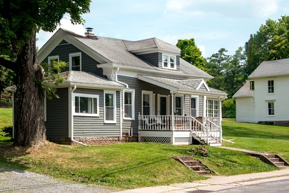 Vintage-Inspired Retreat with Unique Cozy Touches in Bovina, New York - Bovina, New York - glamping.directory