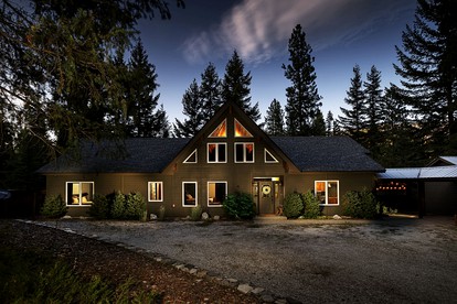 Panoramic Views of the Chiwawa River from a Luxury Cabin Porch with Private Hot-Tub in Leavenworth - glamping.directory