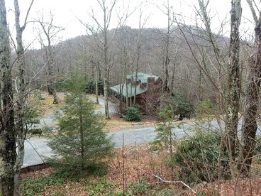 Luxury Log Cabin with Hot Tub in Seven Devils, North Carolina - Seven Devils, North Carolina - glamping.directory