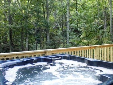 Luxury Log Cabin with Hot Tub in Seven Devils, North Carolina - Seven Devils, North Carolina - glamping.directory