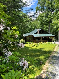 Tranquil Mountain Escape with Outdoor Decks, Fireplace & Scenic Charm in Blowing Rock, North Carolina - glamping.directory
