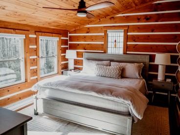 Tranquil Mountain Escape with Outdoor Decks, Fireplace & Scenic Charm in Blowing Rock, North Carolina - Blowing Rock, North Carolina - glamping.directory
