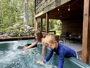 Tranquil Mountain Escape with Outdoor Decks, Fireplace & Scenic Charm in Blowing Rock, North Carolina - Blowing Rock, North Carolina - glamping.directory