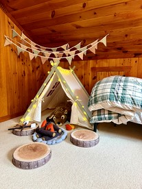 Tranquil Mountain Escape with Outdoor Decks, Fireplace & Scenic Charm in Blowing Rock, North Carolina - Blowing Rock, North Carolina - glamping.directory
