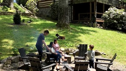 Tranquil Mountain Escape with Outdoor Decks, Fireplace & Scenic Charm in Blowing Rock, North Carolina - Blowing Rock, North Carolina - glamping.directory
