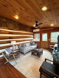 Tranquil Mountain Escape with Outdoor Decks, Fireplace & Scenic Charm in Blowing Rock, North Carolina - Blowing Rock, North Carolina - glamping.directory