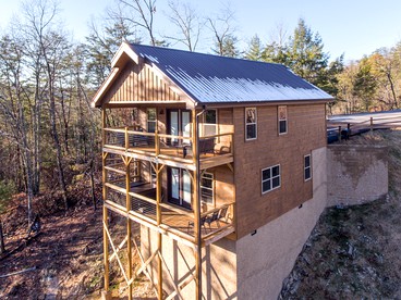 Breathtaking Pet Friendly Cabin with Hot-tub and Pool Table in Sevierville, Tennessee - Sevierville, Tennessee - glamping.directory
