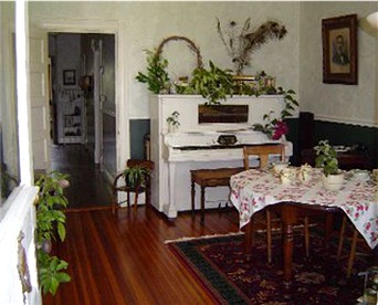 Cozy Bed and Breakfast Suite near Smith Mountain Lake in Bedford, Virginia - Bedford, Virginia - glamping.directory