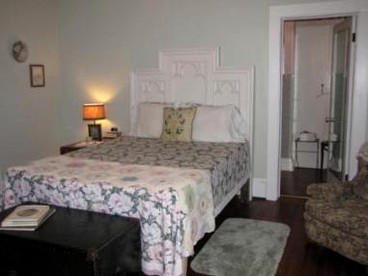 Cozy Bed and Breakfast Suite near Smith Mountain Lake in Bedford, Virginia - Bedford, Virginia - glamping.directory