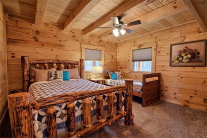 Charming Vacation Cabin Secluded in the Woodlands near Old Man's Cave, Ohio - Logan, Ohio - glamping.directory