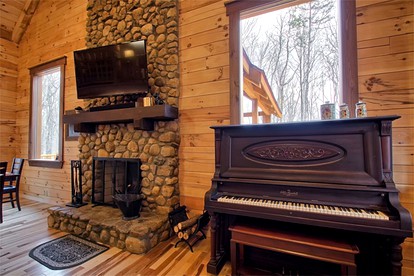 Charming Vacation Cabin Secluded in the Woodlands near Old Man's Cave, Ohio - Logan, Ohio - glamping.directory