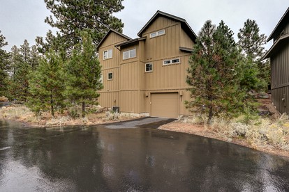Stylish Luxury Cabin with Hot Tub near Deschutes River Trail on Resort in Bend, Oregon - glamping.directory