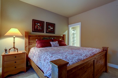 Stylish Luxury Cabin with Hot Tub near Deschutes River Trail on Resort in Bend, Oregon - Bend, Oregon - glamping.directory