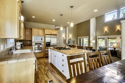 Stylish Luxury Cabin with Hot Tub near Deschutes River Trail on Resort in Bend, Oregon - Bend, Oregon - glamping.directory