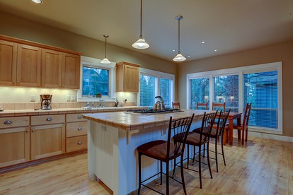 Stylish Luxury Cabin with Hot Tub near Deschutes River Trail on Resort in Bend, Oregon - Bend, Oregon - glamping.directory