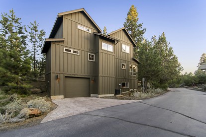 Stylish Luxury Cabin with Hot Tub near Deschutes River Trail on Resort in Bend, Oregon - Bend, Oregon - glamping.directory
