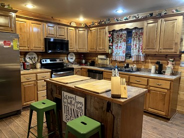 Spacious Camping Cabin Perfect for Families in the Blue Ridge Mountains of Georgia - Blairsville, Georgia - glamping.directory