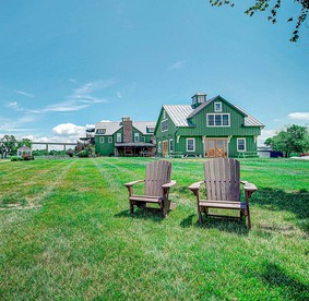 Waterfront Barn Accommodation Ideal for a Weekend Getaway from Philadelphia - Middletown, Delaware - glamping.directory
