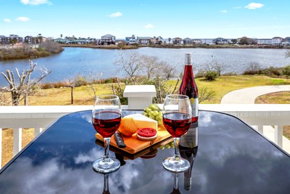 Beautiful Modern Vacation Rental with Blissful Bay Views for a Relaxing Escape in League City, Texas - League City, Texas - glamping.directory
