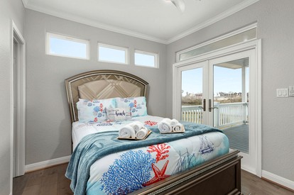 Beautiful Modern Vacation Rental with Blissful Bay Views for a Relaxing Escape in League City, Texas - League City, Texas - glamping.directory