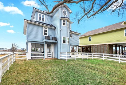 Beautiful Modern Vacation Rental with Blissful Bay Views for a Relaxing Escape in League City, Texas - League City, Texas - glamping.directory