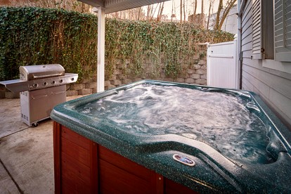 Stunning Cottage with Hot-tub, Barbecue and Games in Gatlinburg, Tennessee - Gatlinburg, Tennessee - glamping.directory