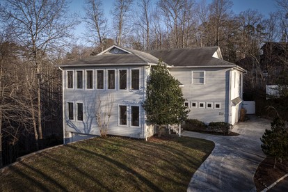 Stunning Cottage with Hot-tub, Barbecue and Games in Gatlinburg, Tennessee - glamping.directory