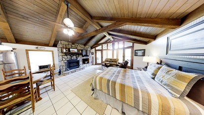 Secluded Cabin with Hot-Tub and River Views in Tennessee - Townsend, Tennessee - glamping.directory