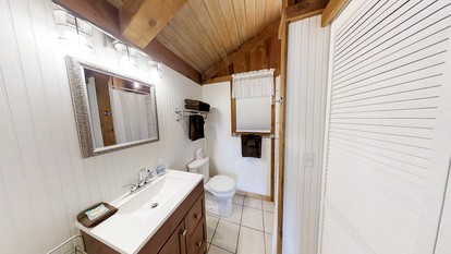Secluded Cabin with Hot-Tub and River Views in Tennessee - Townsend, Tennessee - glamping.directory