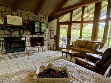 Secluded Cabin with Hot-Tub and River Views in Tennessee - Townsend, Tennessee - glamping.directory