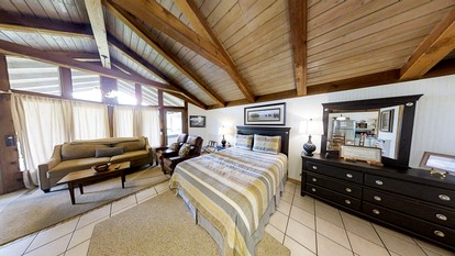 Secluded Cabin with Hot-Tub and River Views in Tennessee - Townsend, Tennessee - glamping.directory