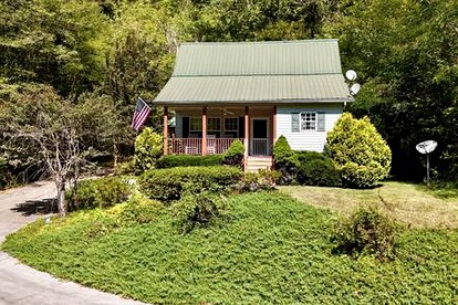 Sweet Comfy Cabin with Beautiful Hiking Trails and Outdoor Adventures in TN - glamping.directory