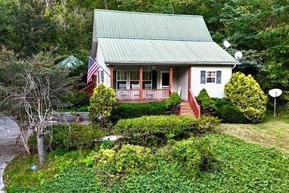 Sweet Comfy Cabin with Beautiful Hiking Trails and Outdoor Adventures in TN - Dandridge, Tennessee - glamping.directory