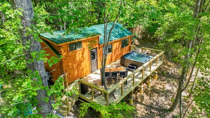 Charming Cabin with Private Hot Tub Near Red River Gorge in Campton, Kentucky - Campton, Kentucky - glamping.directory