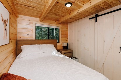 Charming Cabin with Private Hot Tub Near Red River Gorge in Campton, Kentucky - Campton, Kentucky - glamping.directory